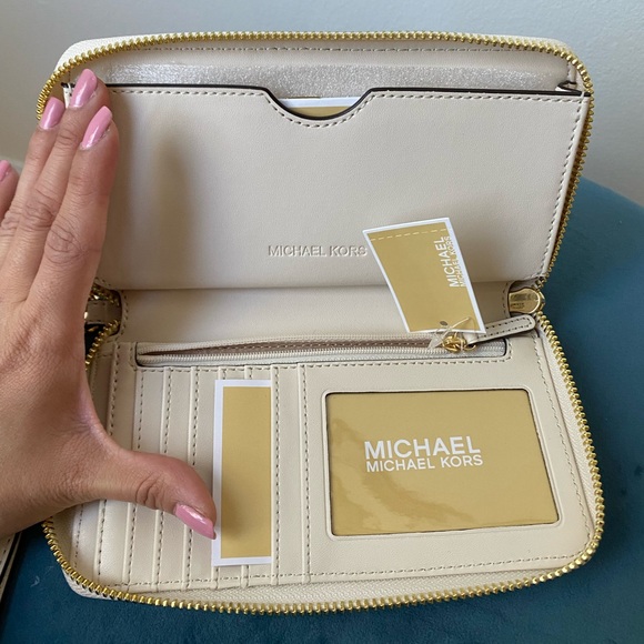 SALE π€- Michael Kors Wallet - Picture 3 of 5